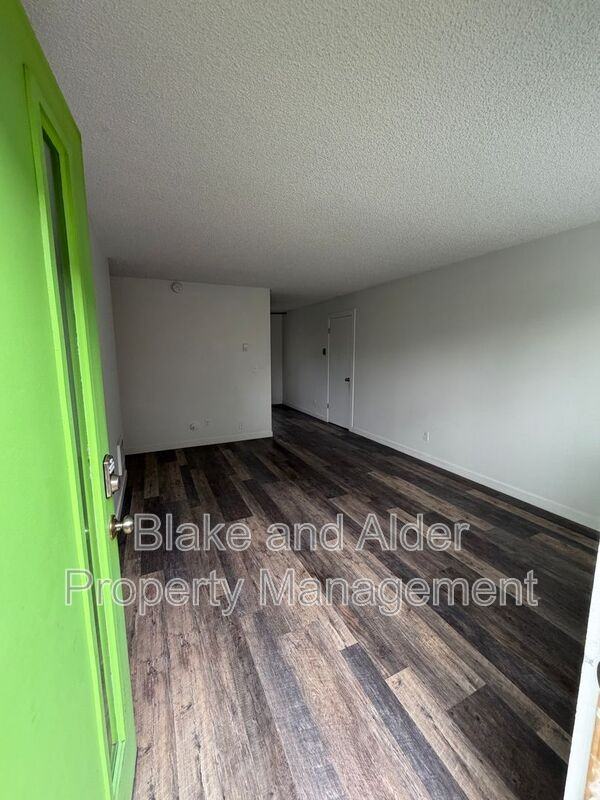 830 Se 42nd Ave - Photo 2 of 8