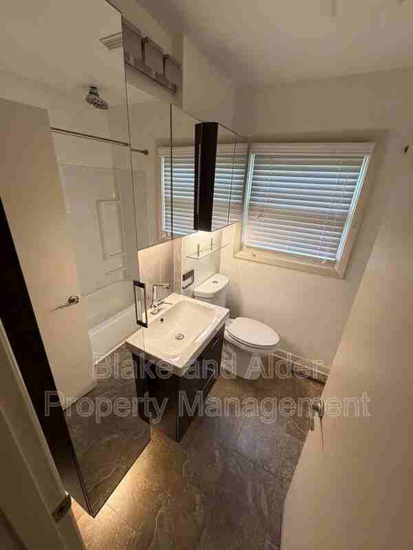 5226 Se Clinton St - Photo 7 of 23