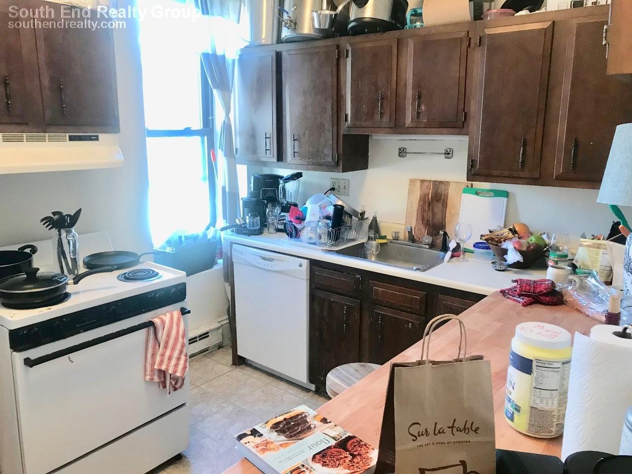 29/33 Wellington St. #202 - Photo 3 of 12