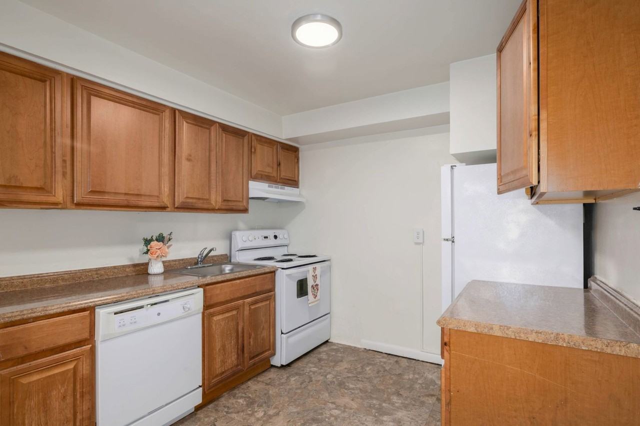 Karen Court Apartments - Photo 4 of 22