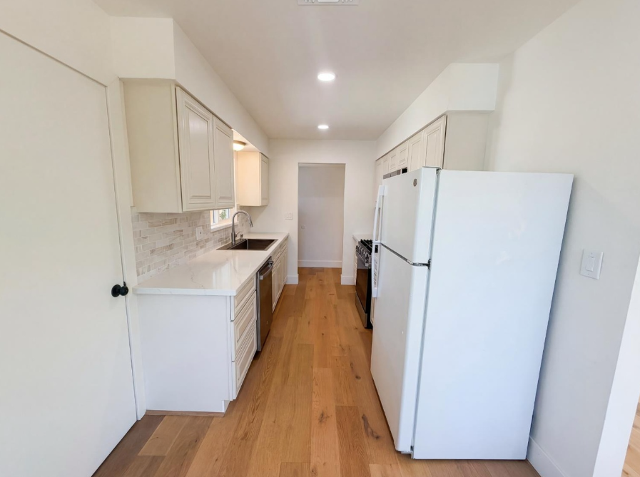 1128 Hobart Dr - Photo 4 of 23