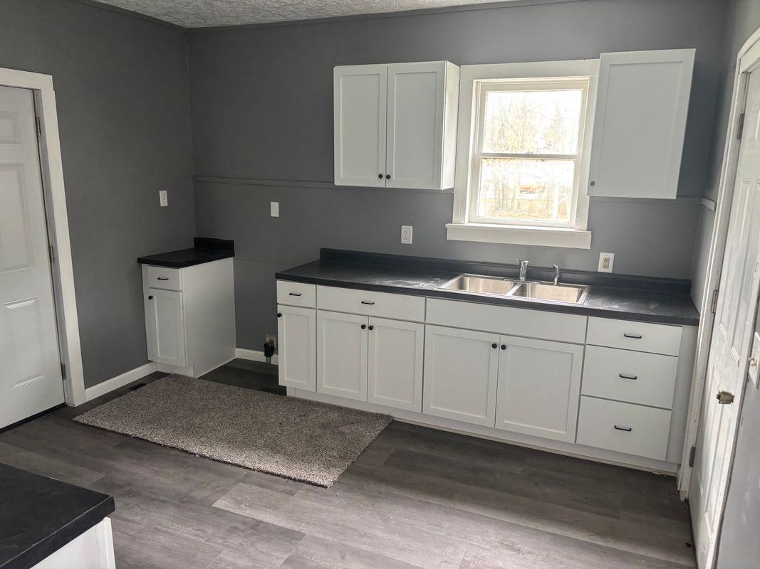 621 1/2 E Adams St - Photo 2 of 14