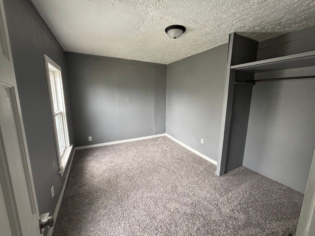 621 1/2 E Adams St - Photo 5 of 14