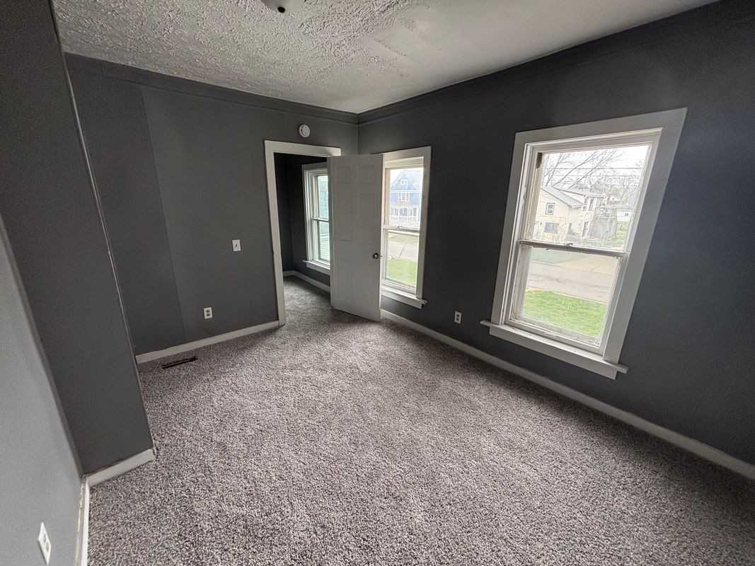 621 1/2 E Adams St - Photo 6 of 14