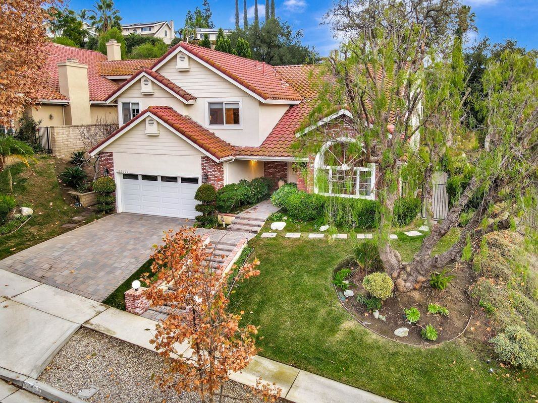 23022 Peacock Ct - Photo 3 of 16