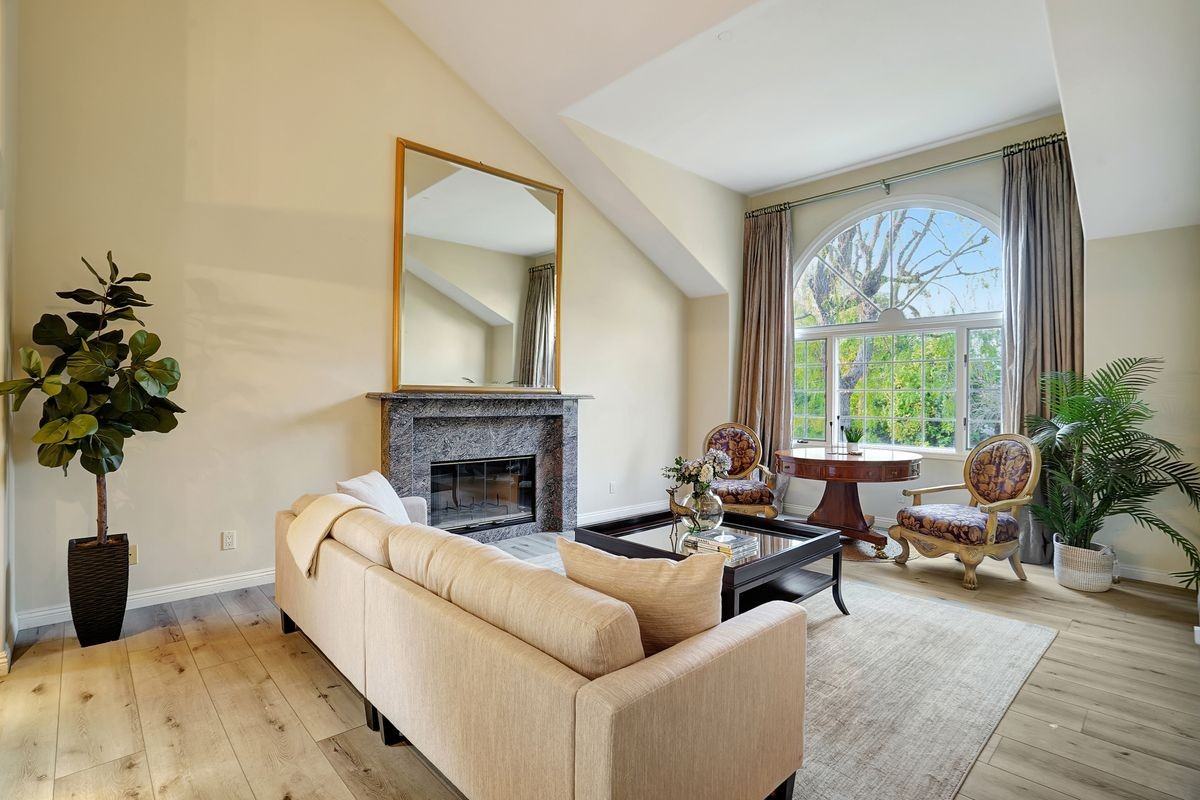 23022 Peacock Ct - Photo 4 of 16