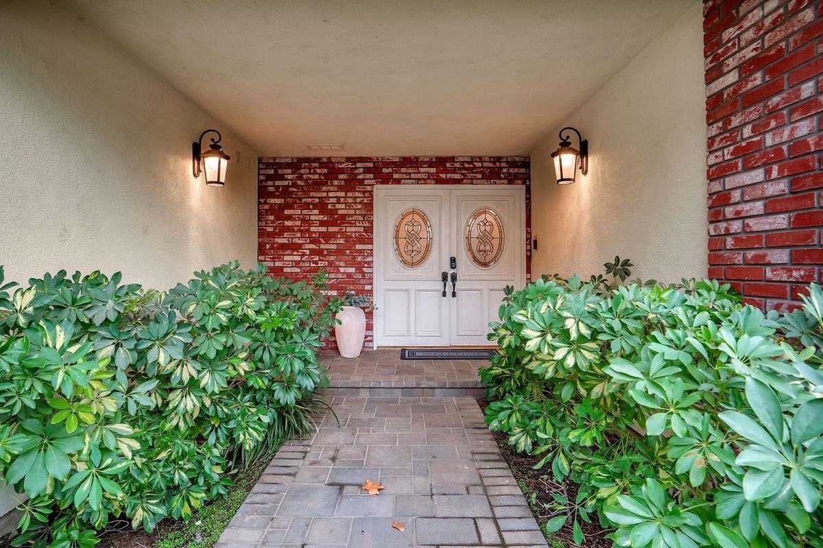 23022 Peacock Ct - Photo 5 of 16