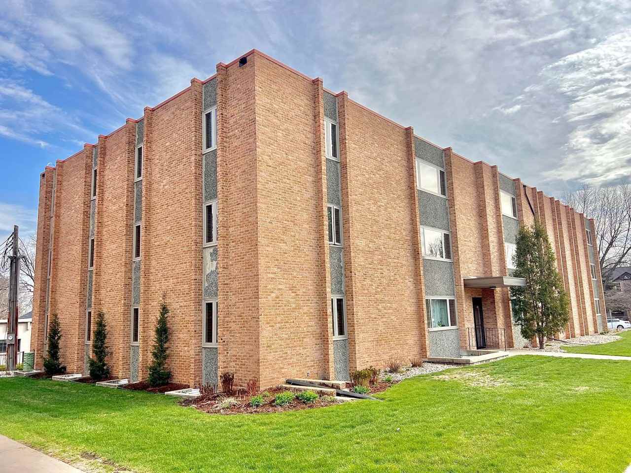 100 W 17th Street - Photo 3 of 48