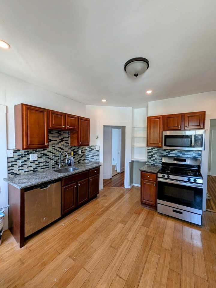 84 Bailey St #1