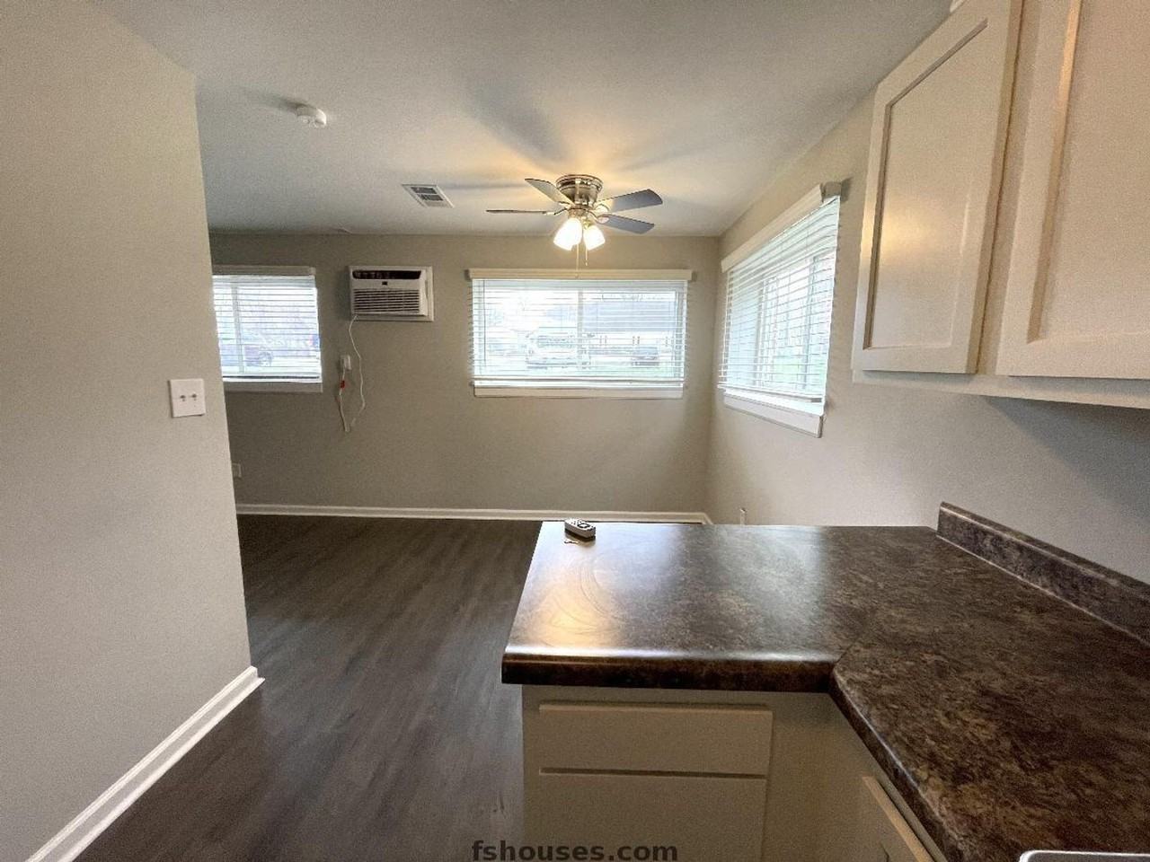 9124 E 10th St - Photo 5 of 8