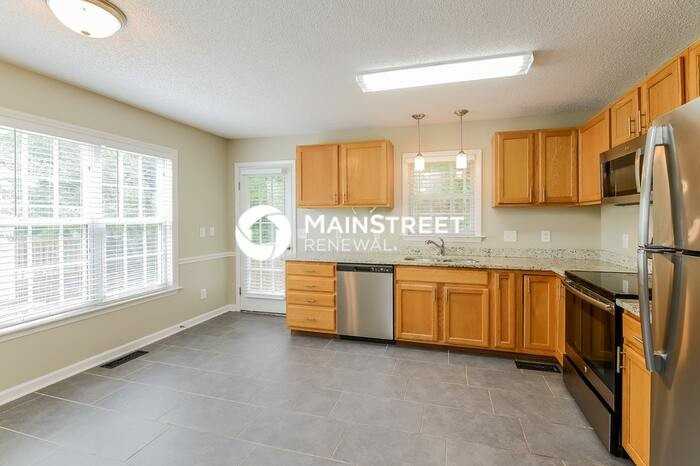 5061 Windsbury Ridge Rd - Photo 6 of 17