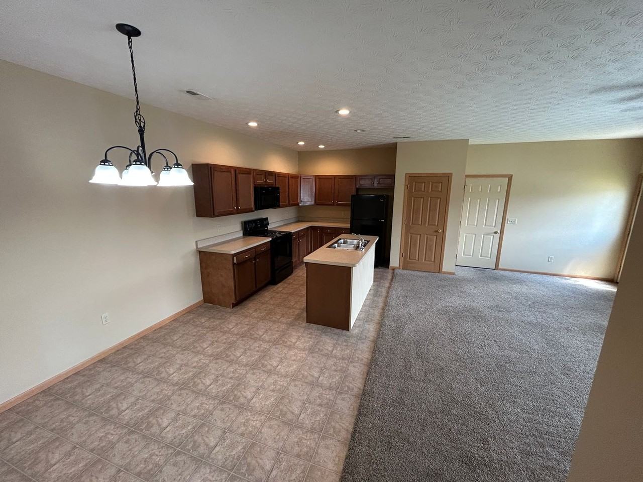 1530 Williamsburg Pl - Photo 5 of 17