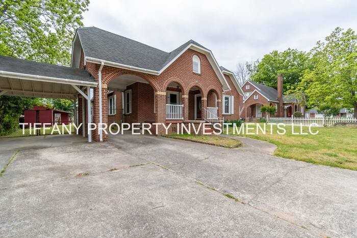 607 Bethpage Rd - Photo 2 of 23