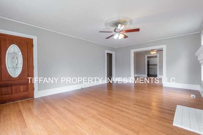 607 Bethpage Rd - Photo 4 of 23