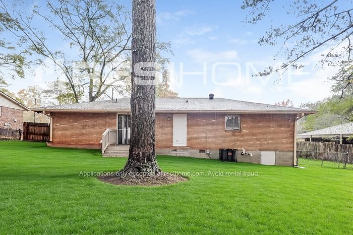 8154 Huntington Dr - Photo 3 of 6