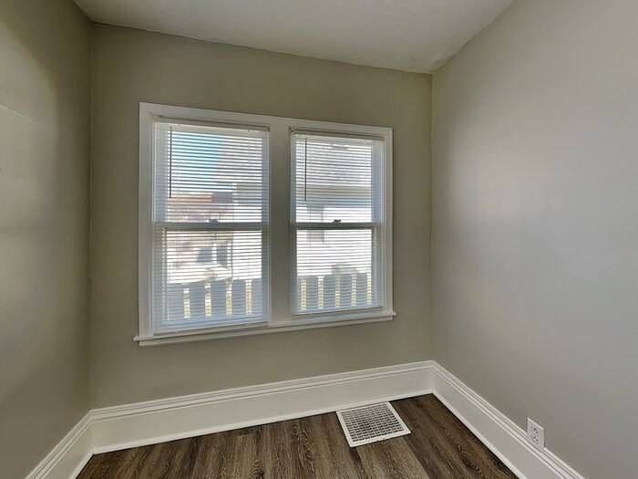 4042 Clinton Ave - Photo 7 of 21