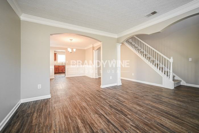 801 Lake Chase - Photo 3 of 20