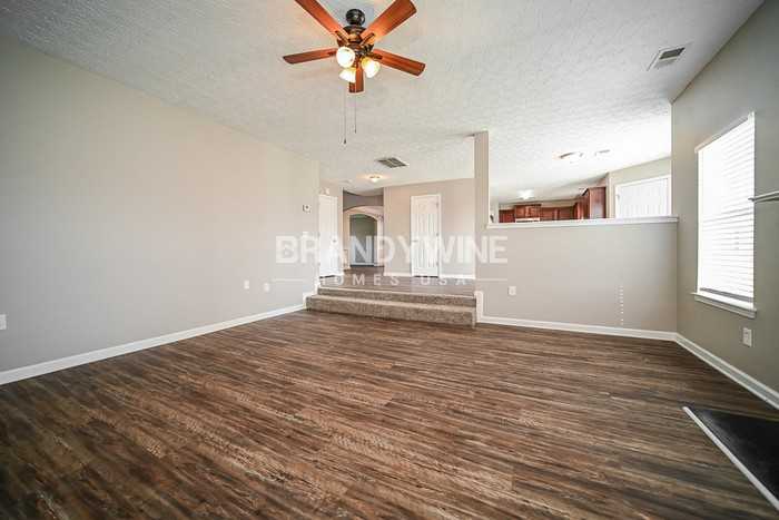 801 Lake Chase - Photo 6 of 20