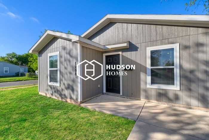 1208 Williams Ave - Photo 3 of 14