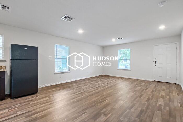 1603 Cole St - Photo 4 of 14