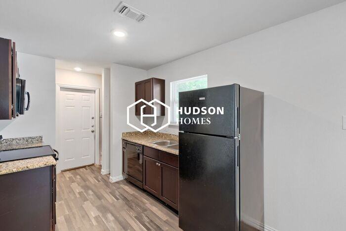 1603 Cole St - Photo 5 of 14