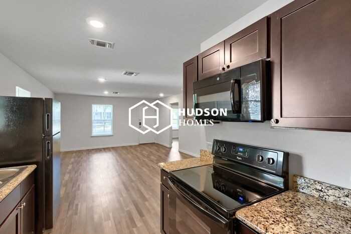 1603 Cole St - Photo 6 of 14