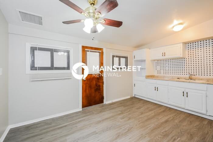 734 W Holladay Dr - Photo 3 of 16