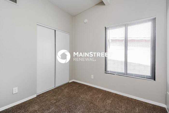 734 W Holladay Dr - Photo 6 of 16