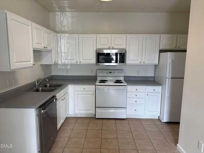 2501 Huntscroft Ln #201 - Photo 5 of 17