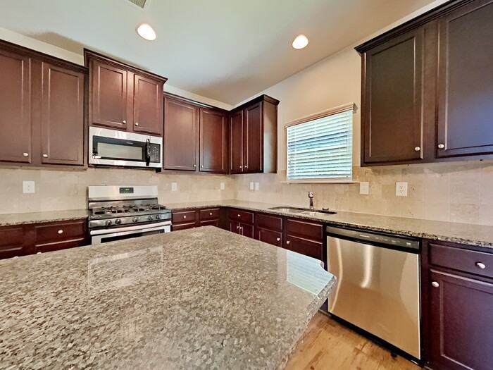 385 Yasmine Cv - Photo 4 of 18