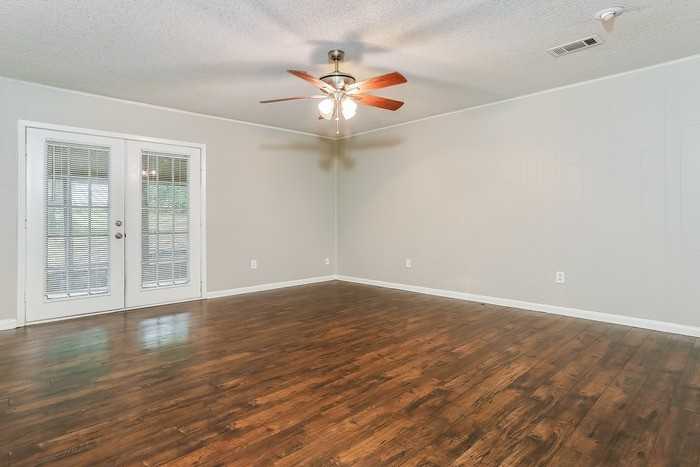 8707 Oakhaven Dr - Photo 3 of 10