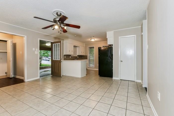 8707 Oakhaven Dr - Photo 4 of 10