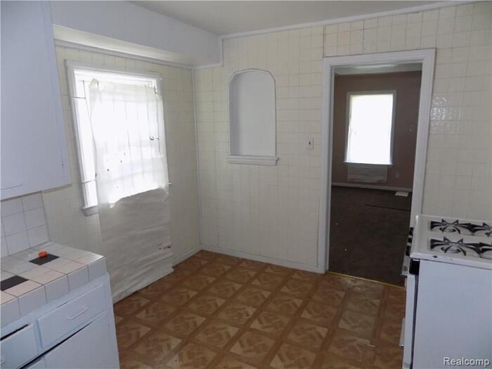 18708 Shaftsbury Ave - Photo 4 of 11