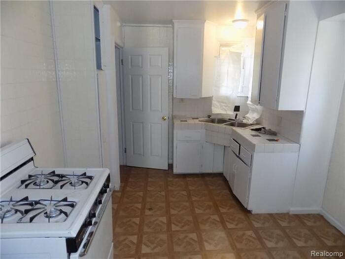 18708 Shaftsbury Ave - Photo 5 of 11