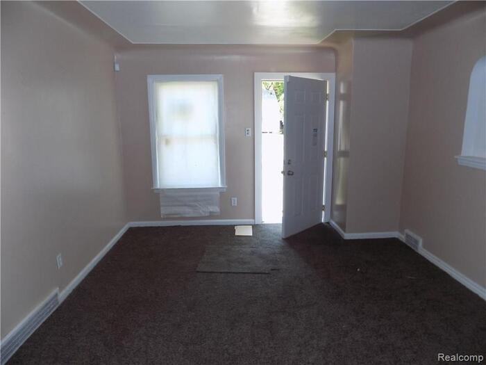 18708 Shaftsbury Ave - Photo 6 of 11