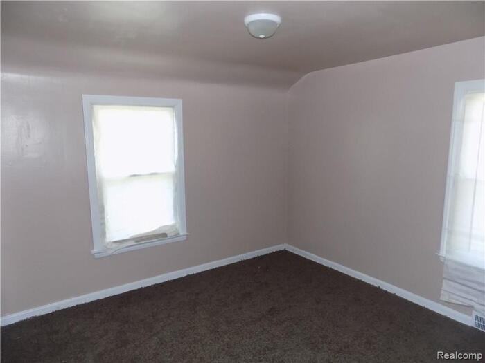 18708 Shaftsbury Ave - Photo 7 of 11