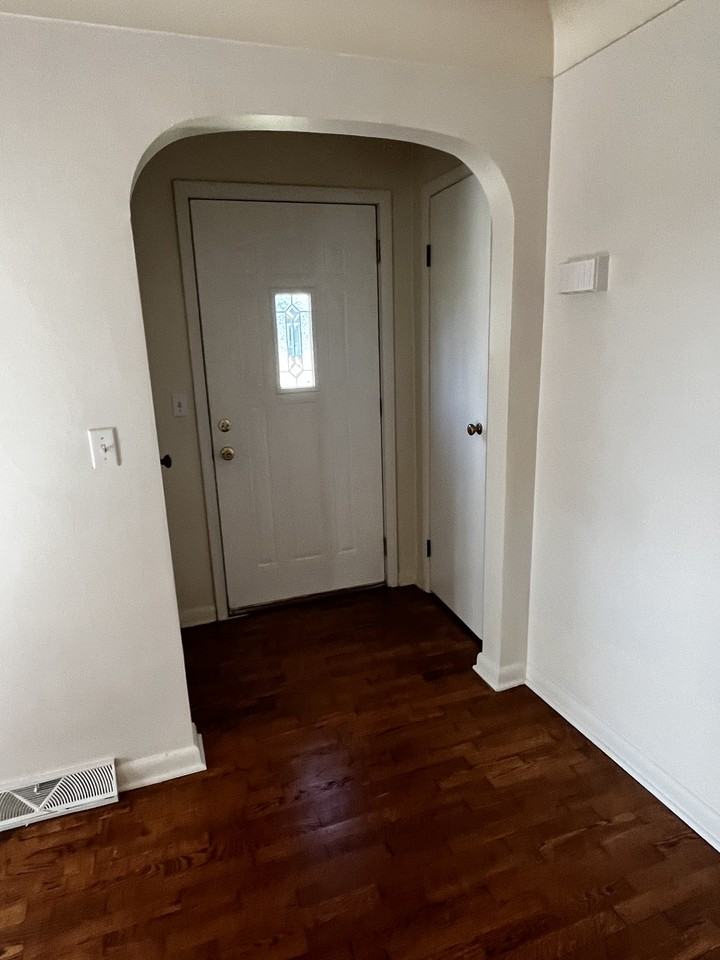 5093 Center St #1 - Photo 5 of 11