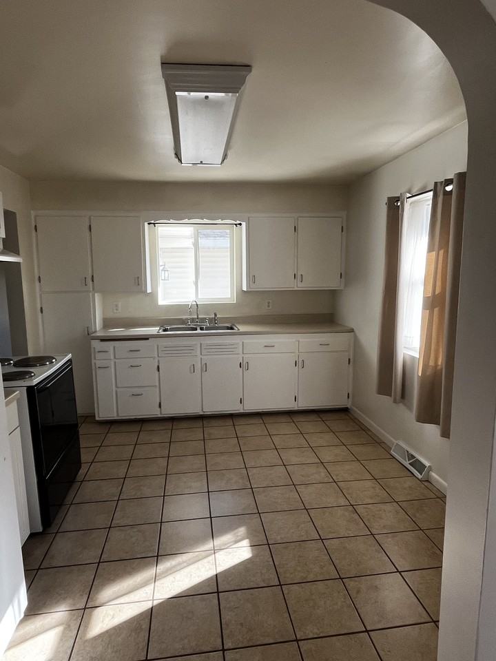 5093 Center St #1 - Photo 7 of 11