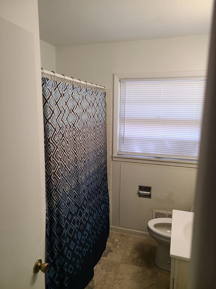 1104 W Iles Ave #NA - Photo 7 of 8