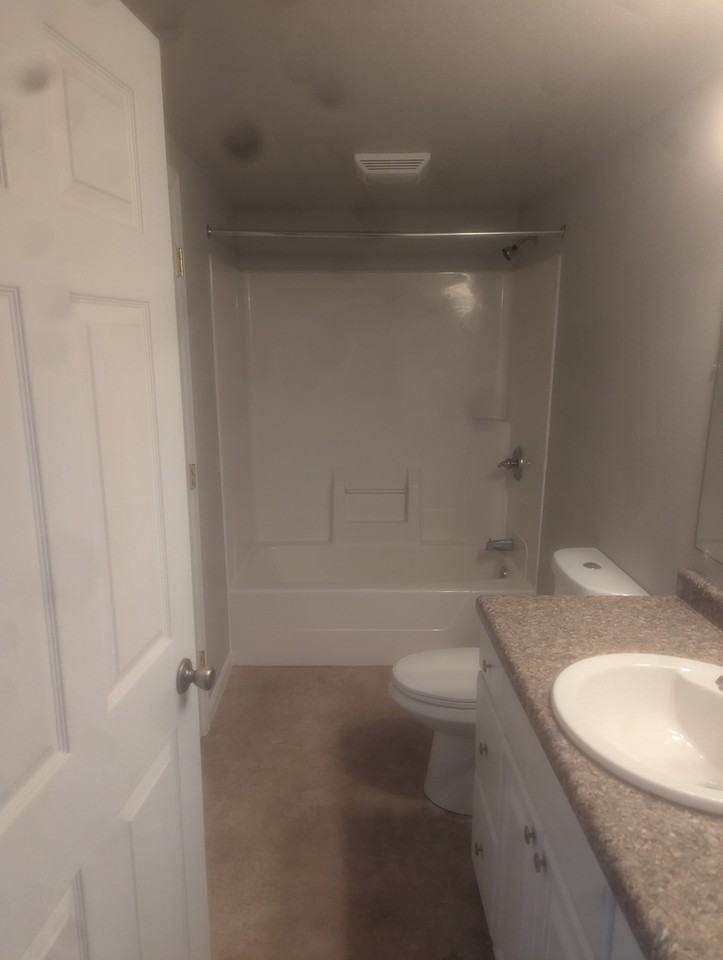 621 1/2 S Center St - Photo 3 of 9