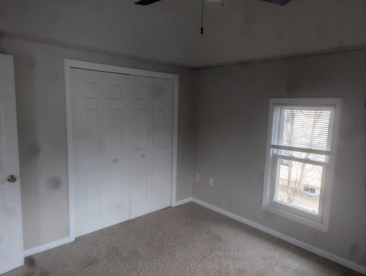 621 1/2 S Center St - Photo 4 of 9