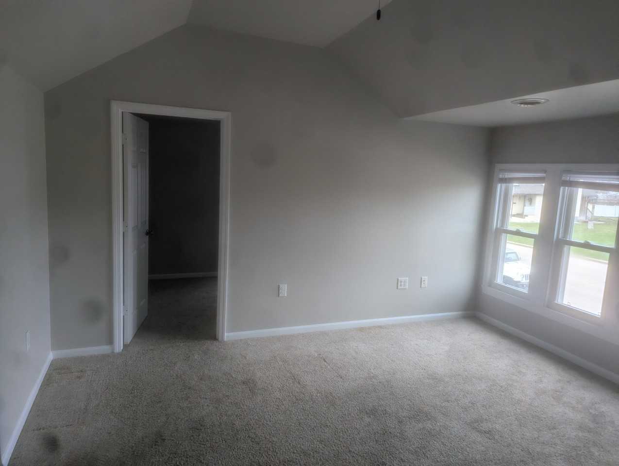 621 1/2 S Center St - Photo 5 of 9