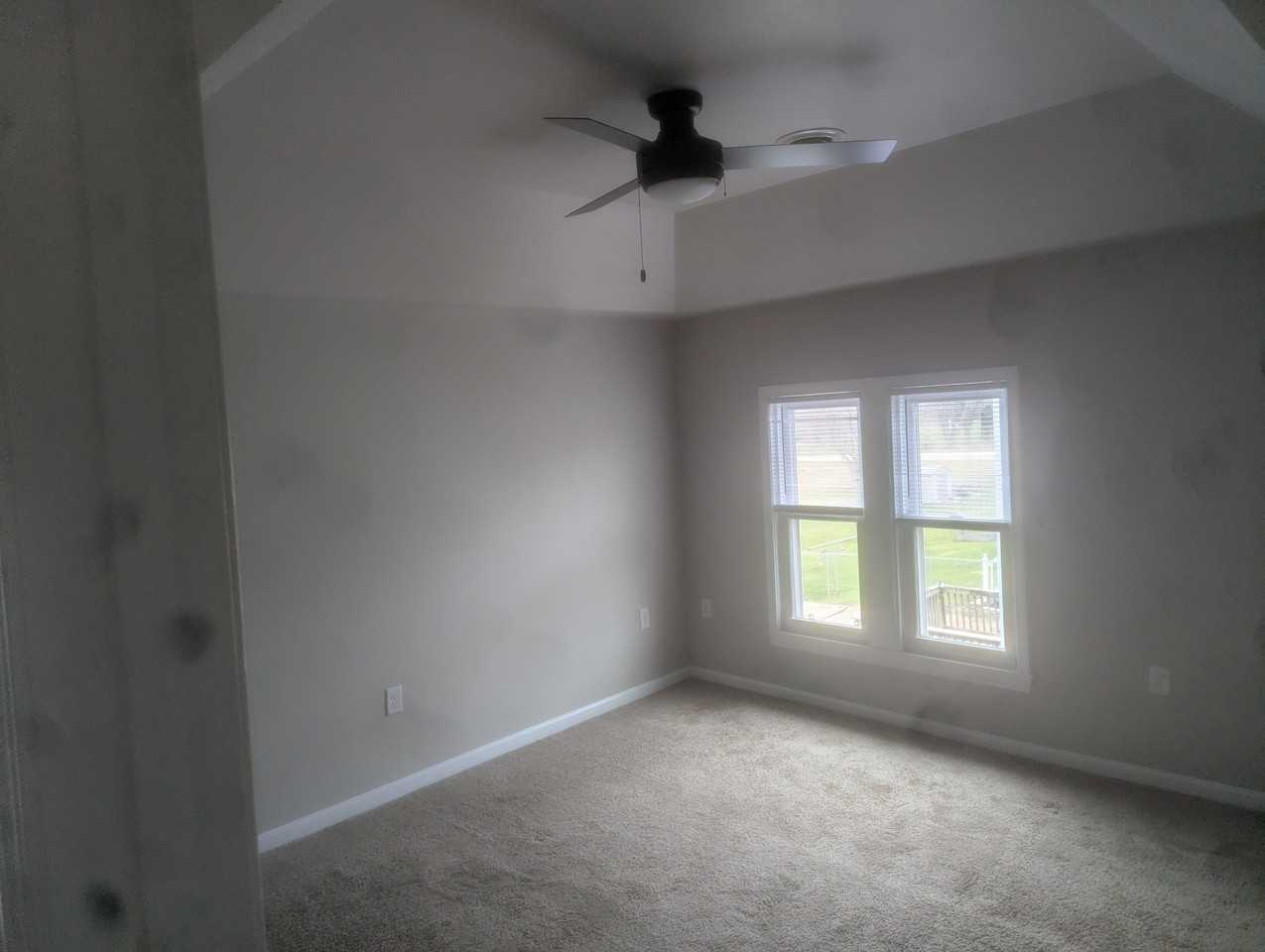 621 1/2 S Center St - Photo 6 of 9