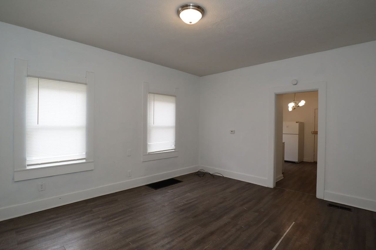 1911 Wilcox St - Photo 4 of 15