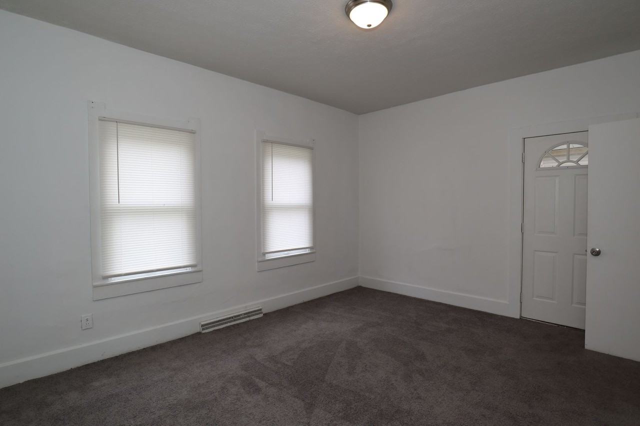 1911 Wilcox St - Photo 6 of 15