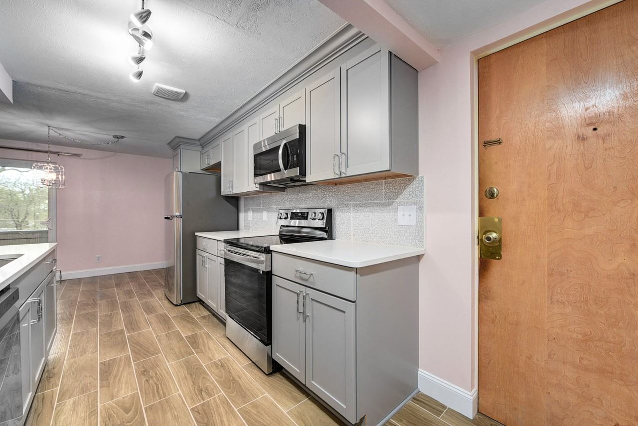 22081 River Oaks Dr #B8 - Photo 3 of 21