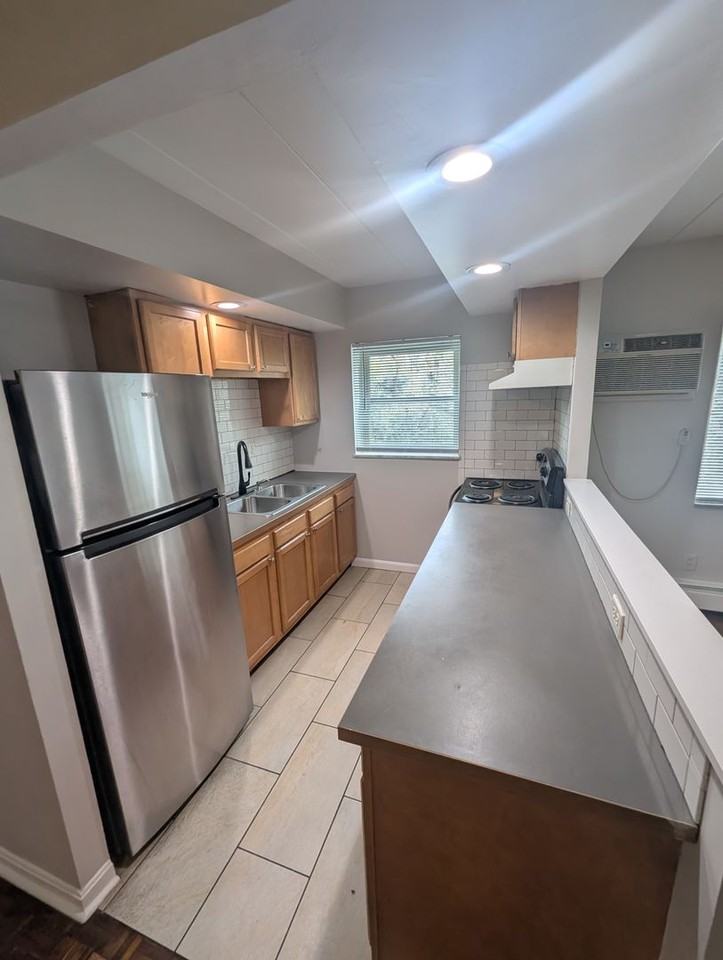 1621 Asmann Ave - Photo 2 of 12