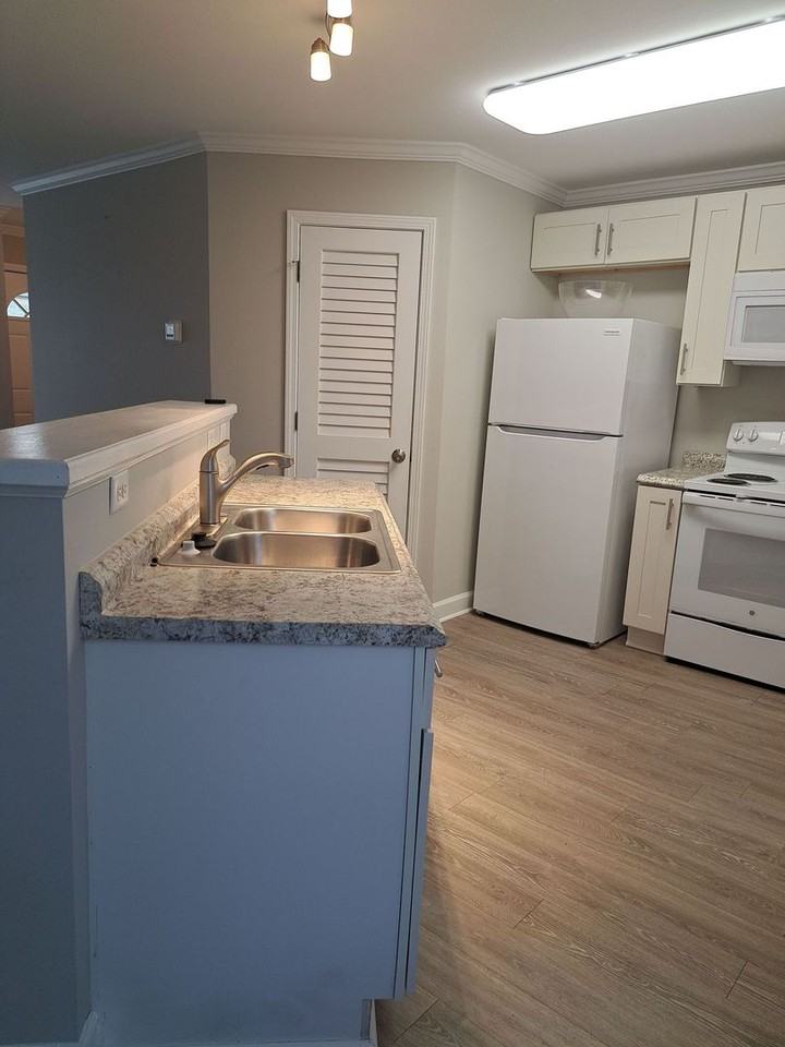 7325 Claudias Way - Photo 4 of 36