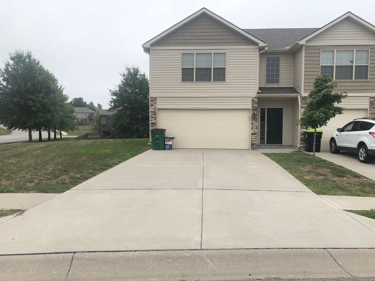 1439 Ne Mary Ct - Photo 2 of 14