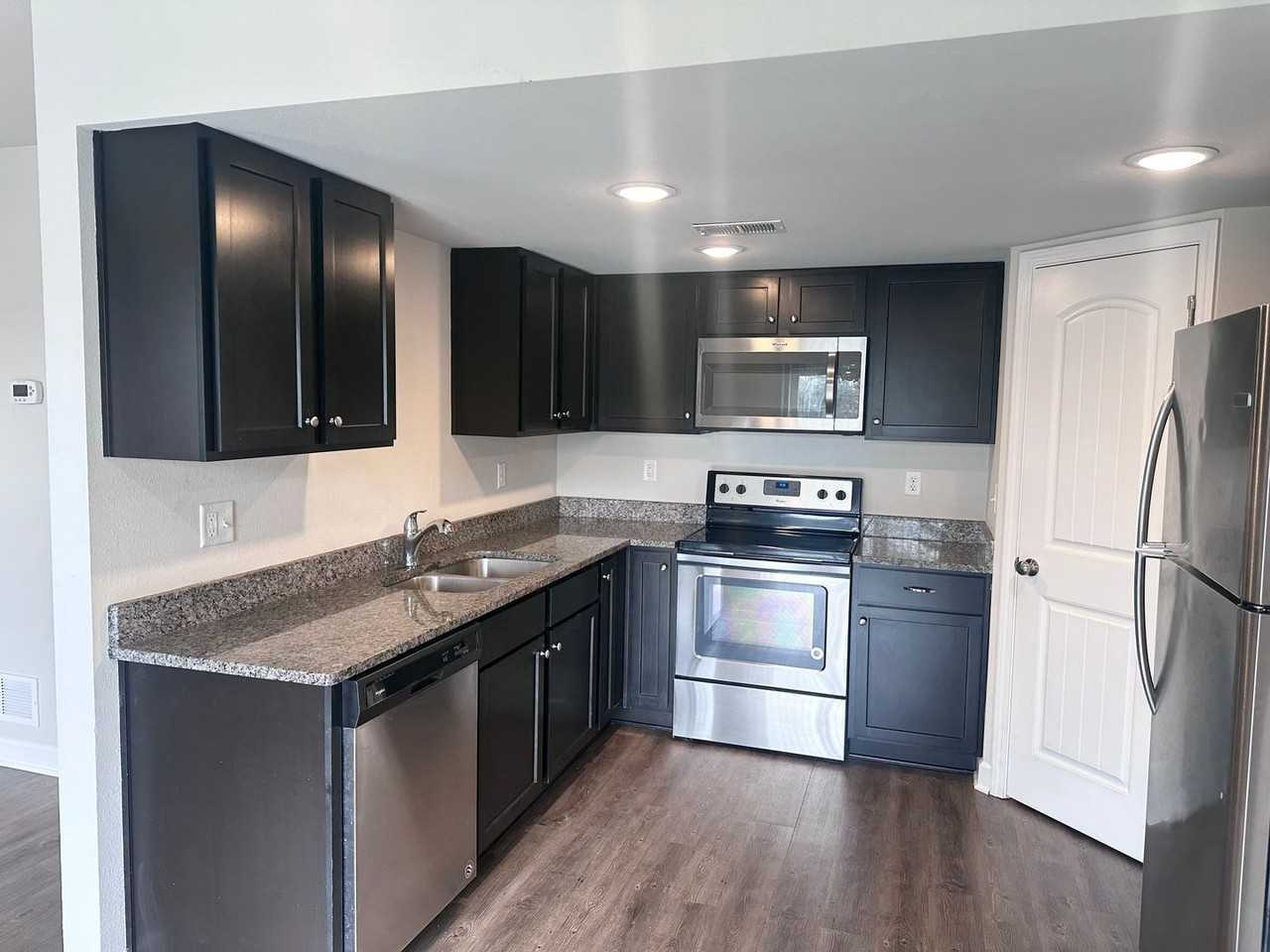 1439 Ne Mary Ct - Photo 6 of 14